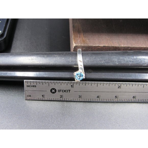 Size 7.75 Sterling Silver Small Blue Topaz Gem With Accent Pattern Band Ring - Picture 6 of 7